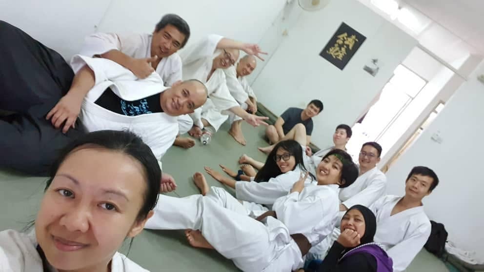 Seishinkan members relaxing together after class