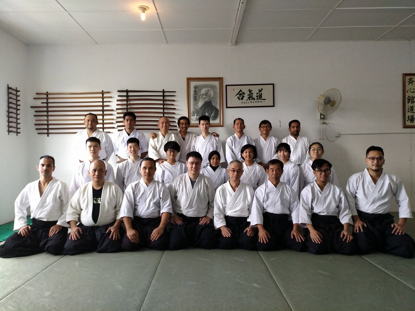 A formal group photograph of Seishinkan Aikido members and teachers